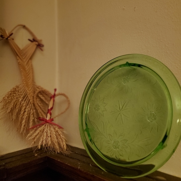 Green depression serving plate with feet.  Daisy flowers pattern Mint - Picture 5 of 10